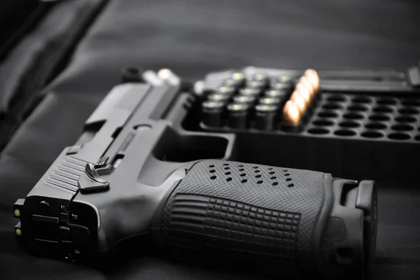 自动9毫米黑色手枪和子弹黑色背景 对手枪握力的软性和选择性关注 — 图库照片