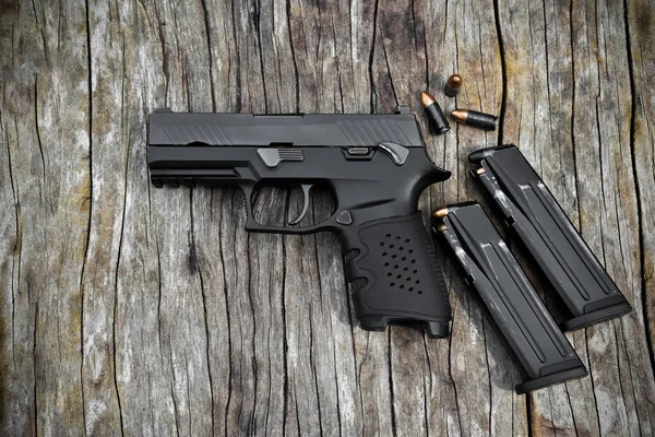 Automatická 9Mm Černá Pistole Kulka Dřevěném Pozadí Měkké Selektivní Zaměření — Stock fotografie