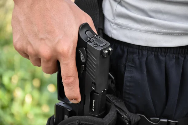 Automatisk 9Mm Pistol Håller Handen Vid Hölstret Det Redo Att — Stockfoto