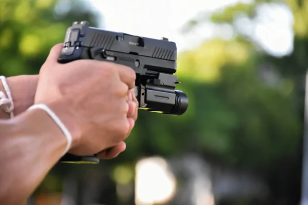 Автоматичний Пістолет Тримається Руках Спрямований Стрільбу Ціллю Готовий Стрілянини Концепція — стокове фото