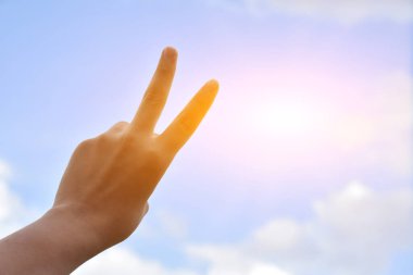 Bluesky arka planda iki parmak insan gösterisi. parmaklar üzerinde yumuşak ve seçici odaklanma.