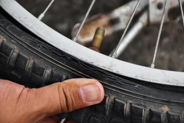 Cykeldäcket Var Platt Och Parkerat Trottoaren Reparatören Kollar Det Mjukt — Stockfoto