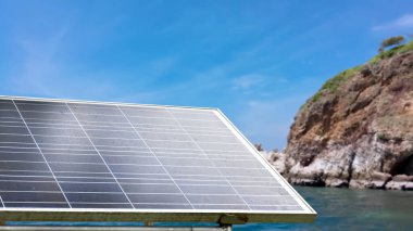 Binanın güneş çatısı, bulutlu ve mavimsi arka plan. Güneş panellerine yumuşak ve seçici odaklanma.