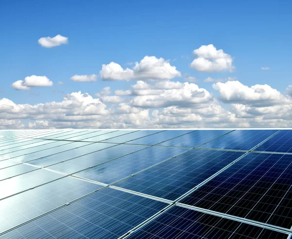 Techo Solar Del Edificio Fondo Nublado Azulado Enfoque Suave Selectivo — Foto de Stock