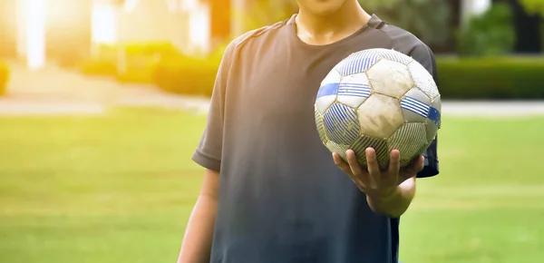 Dois jogadores de futebol masculinos deitado na grama do campo