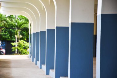 Binanın birinci katının çimento sütunları gri ve beyaza boyanmış..