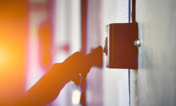 Propietario Está Apagando Interruptor Luz Pared Casa Concepto Para Ahorrar —  Fotos de Stock