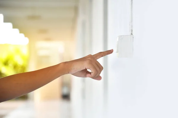 Propietario Está Apagando Interruptor Luz Pared Casa Concepto Para Ahorrar — Foto de Stock