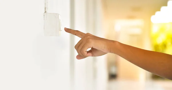 Propietario Está Apagando Interruptor Luz Pared Casa Concepto Para Ahorrar — Foto de Stock