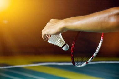 Badminton raketi ve badminton kortunda beyaz badminton topu. Mekik siki üzerine yumuşak ve seçici odaklanma.