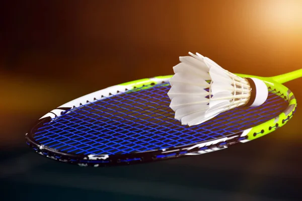 Badminton Raketa Bílý Badminton Shuttlecock Badmintonovém Kurtu Měkké Selektivní Zaměření — Stock fotografie