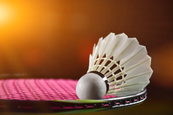 Rakieta Badmintona Biały Wahadłowiec Badmintona Boisku Badmintona Miękkie Selektywne Skupienie — Zdjęcie stockowe