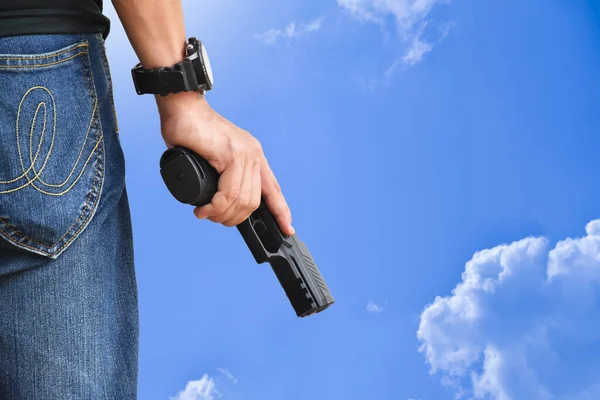 Homme Tient Automatique Pistolet Noir 9Mm Fond Bleu Ciel Flou — Photo