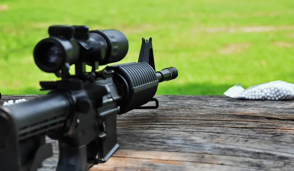 Fusil Automático Negro Cañón Largo Que Tiene Binoculares Mesa Madera —  Fotos de Stock