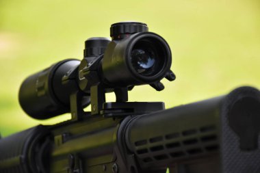 Eğitim sahasında uzun namlulu siyah otomatik dürbünler, ayrıca Air Soft veya BB Gun olarak da bilinir. Küresel plastik boncuklardan yapılan mermileri kullan. Dürbüne yumuşak ve seçici odaklanma.