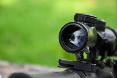 Eğitim sahasında uzun namlulu siyah otomatik dürbünler, ayrıca Air Soft veya BB Gun olarak da bilinir. Küresel plastik boncuklardan yapılan mermileri kullan. Dürbüne yumuşak ve seçici odaklanma.
