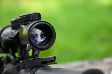 Eğitim sahasında uzun namlulu siyah otomatik dürbünler, ayrıca Air Soft veya BB Gun olarak da bilinir. Küresel plastik boncuklardan yapılan mermileri kullan. Dürbüne yumuşak ve seçici odaklanma.