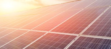 Binanın çatısına yerleştirilen fotovoltaik paneller, güneş ışığından elde edilen doğal enerjiyi depolama ve dünya üzerindeki insan çevresini önemsemek için kullanma kavramı.