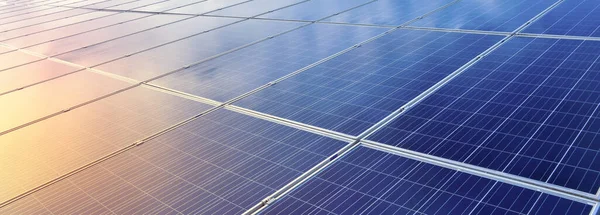 Binanın Çatısına Yerleştirilen Fotovoltaik Paneller Güneş Işığından Elde Edilen Doğal — Stok fotoğraf