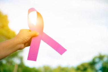 Vagon 'un elinde duran pembe kağıt kurdele, Wagman' ın göğüs kanseriyle savaşmak için kullanılan konsept, dünyanın dört bir yanındaki konservelerden hasta olan, yumuşak ve seçici odaklı.