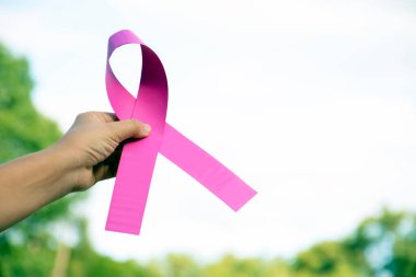 Vagon 'un elinde duran pembe kağıt kurdele, Wagman' ın göğüs kanseriyle savaşmak için kullanılan konsept, dünyanın dört bir yanındaki konservelerden hasta olan, yumuşak ve seçici odaklı.