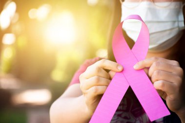 Vagon 'un elinde duran pembe kağıt kurdele, Wagman' ın göğüs kanseriyle savaşmak için kullanılan konsept, dünyanın dört bir yanındaki konservelerden hasta olan, yumuşak ve seçici odaklı.