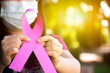 Vagon 'un elinde duran pembe kağıt kurdele, Wagman' ın göğüs kanseriyle savaşmak için kullanılan konsept, dünyanın dört bir yanındaki konservelerden hasta olan, yumuşak ve seçici odaklı.