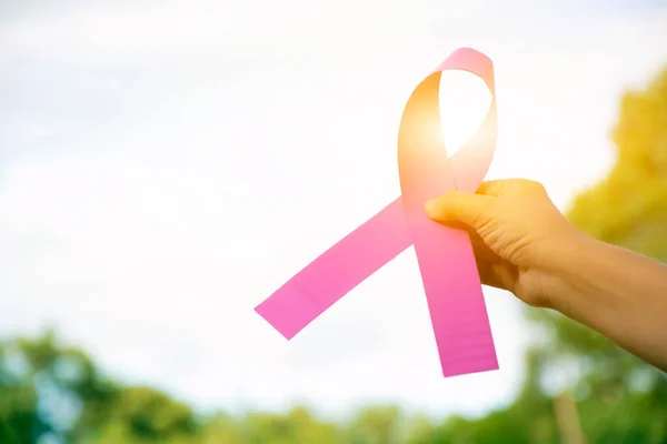 水手长手拿着粉红纸带 支持与世界上癌症缠身的水手长乳腺癌作斗争的理念 软而有选择性的聚焦 — 图库照片