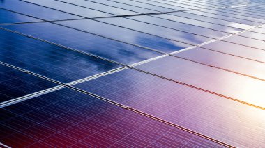 Fotovoltaik çatı, güneş ışığı yansıması ve yüzeyde bulutlar..