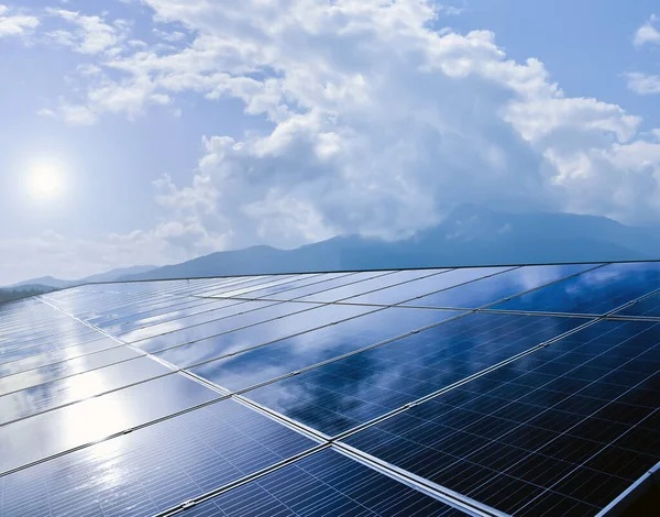 Paneles Fotovoltaicos Instalados Edificio Nublado Paisaje Fondo —  Fotos de Stock