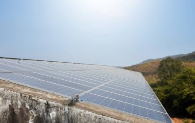 Güneşin yansıması ve yüzeydeki bulutlarla fotovoltaik çatı.