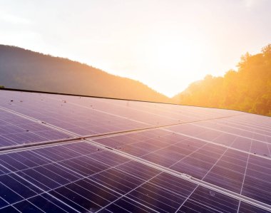 Fotovoltaik paneller binaların çatısı, sürdürülebilir enerji kavramı.