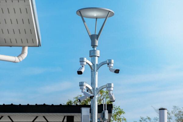 Pixed ip камеры видеонаблюдения установлены на открытом высоком металлическом столбе зданий для обеспечения безопасности путем мониторинга на мобильном телефоне и компьютере, чтобы спасти человеческую жизнь и собственность с помощью камер видеонаблюдения вместо человека.