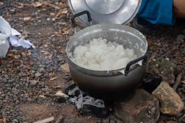 Ortaokul Kızıl Haç öğrencilerinin açık hava kampı sırasında odun ateşinde pişirdikleri pirinç..