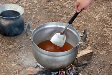 Kızılhaç öğrencileri kamp gezileri sırasında orman körisi yapıyorlar..