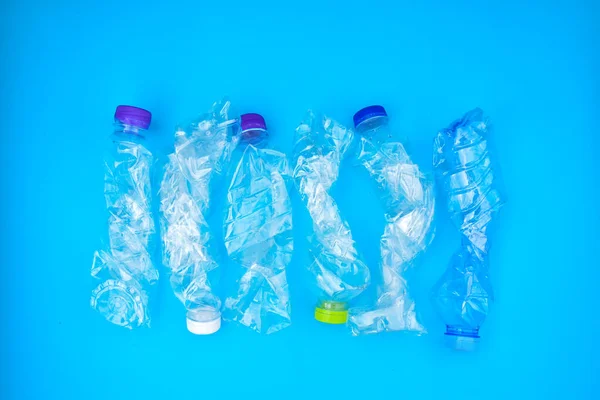Vereinzelte Leere Und Verdrehte Plastikflaschen Konzept Zur Herstellung Kleinerer Mengen Vor Dem Recycling Um Die Globale Erwarmung Gemeinsam Zu Verringern Offen Oben Stock Photo 420668314