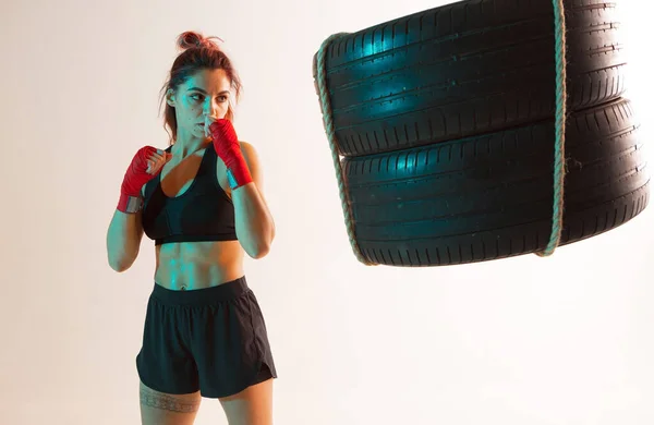Menina boxer bonita posando para uma foto no estúdio. — Fotografia de Stock