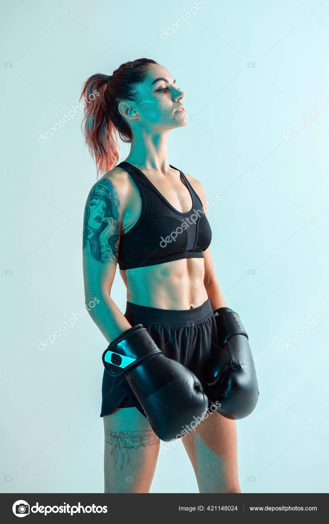 Mulher boxeador fica em uma posição de luta, em luvas de boxe