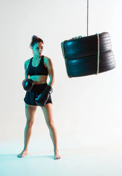 Mulher boxeador fica em uma posição de luta, em luvas de boxe. — Fotografia de Stock