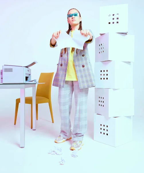 Elegante mujer asiática trabajadora de oficina rasga una hoja de papel cerca de impresora y cajas. Luz de neón de color — Foto de Stock