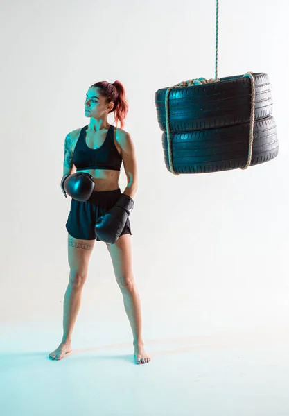 Chica boxeadora está en una postura de lucha, en guantes de boxeo. — Foto de Stock