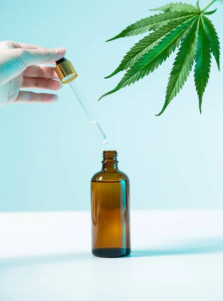麻の葉、大麻油のテンプレートボトル、ネオンライトでCBD製品を手に入れたピペット、医療マリファナの概念 — ストック写真