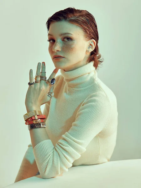 Schmuck an Frauenhand. Ringe und Armbänder am Arm einer rothaarigen Frau, Studioporträt — Stockfoto
