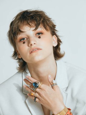 Yüzünde kahve çekirdekleri olan güzel bir kız gözyaşı damlası ve şık kısa saç kesimi gibi, stüdyo portresini kapat. 