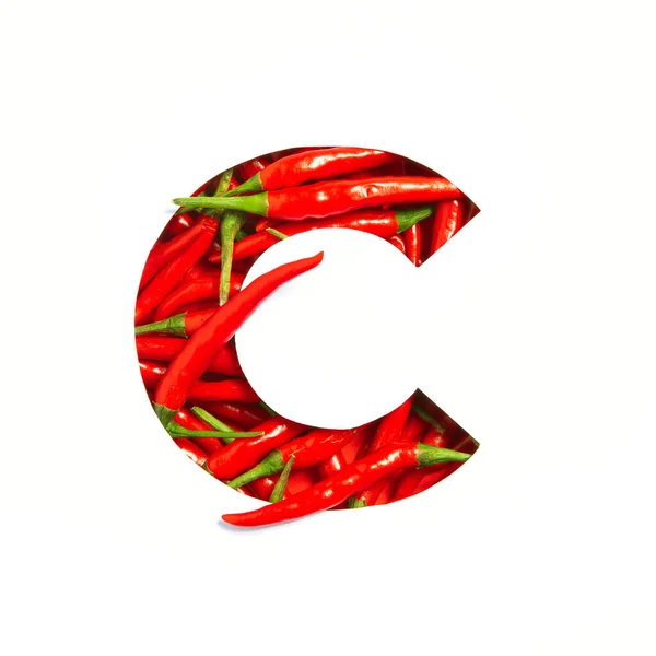 Carta C do alfabeto inglês de pimenta vermelha quente e papel cortado isolado em branco. Fonte de legumes picantes — Fotografia de Stock