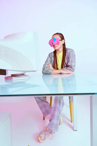 Elegante asiático mujer oficina trabajador con pegatinas en su cara sentado cerca obsoleto ordenador en oficina — Foto de Stock