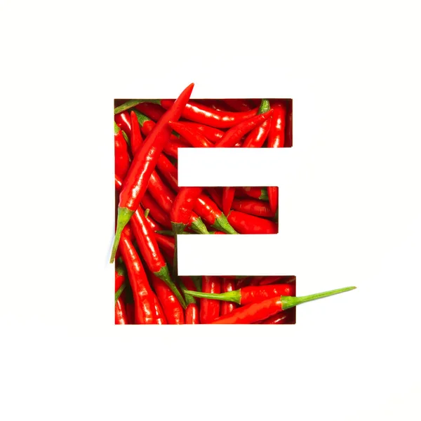 Bokstaven E i engelskt alfabet av het röd chili peppar och klippa papper isolerad på vitt. Typsnitt av kryddiga grönsaker — Stockfoto