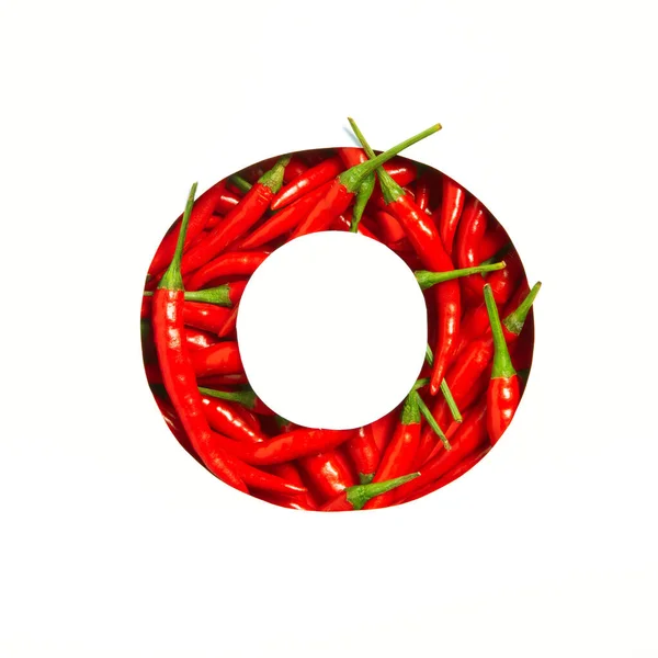 Літера O англійського алфавіту гарячого червоного перцю чилі і вирізьбленого паперу ізольованого на білому. Шматок гострої городини — стокове фото