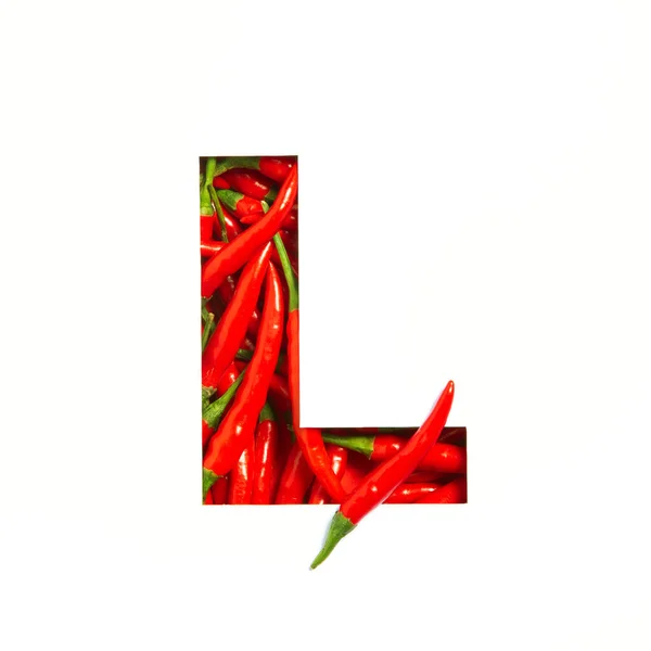 Літера L англійського алфавіту гарячого червоного перцю чилі і вирізьбленого паперу, ізольованого на білому. Тип гострої городини. — стокове фото