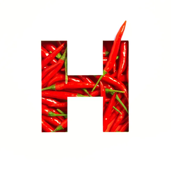 Буква H английского языка - острый красный перец чили и нарезанная бумага, изолированная на белом. Шрифт из пряных овощей — стоковое фото